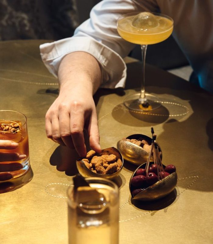 Cocktail au bar Le Charles - LE BURGUNDY PARIS